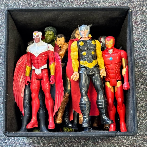 Lot of Marvel Superhero Action Figures + Avengers Collapsible Storage Trunk - Picture 4 of 8
